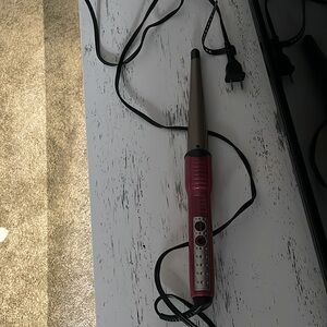 It’s a Bright mix of red&pink curling iron. (Infiniti pro) curling iron.